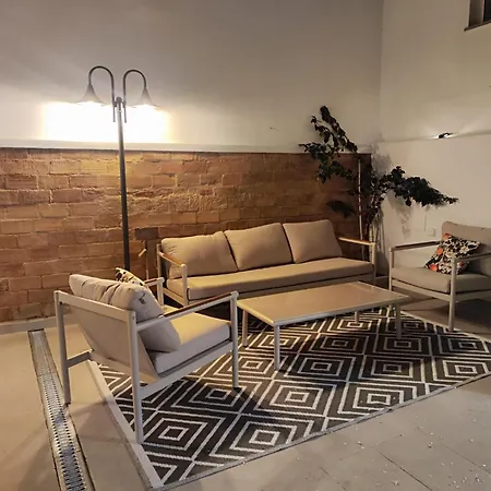 Feel - Boutique With Terrace In Couette-café 3*